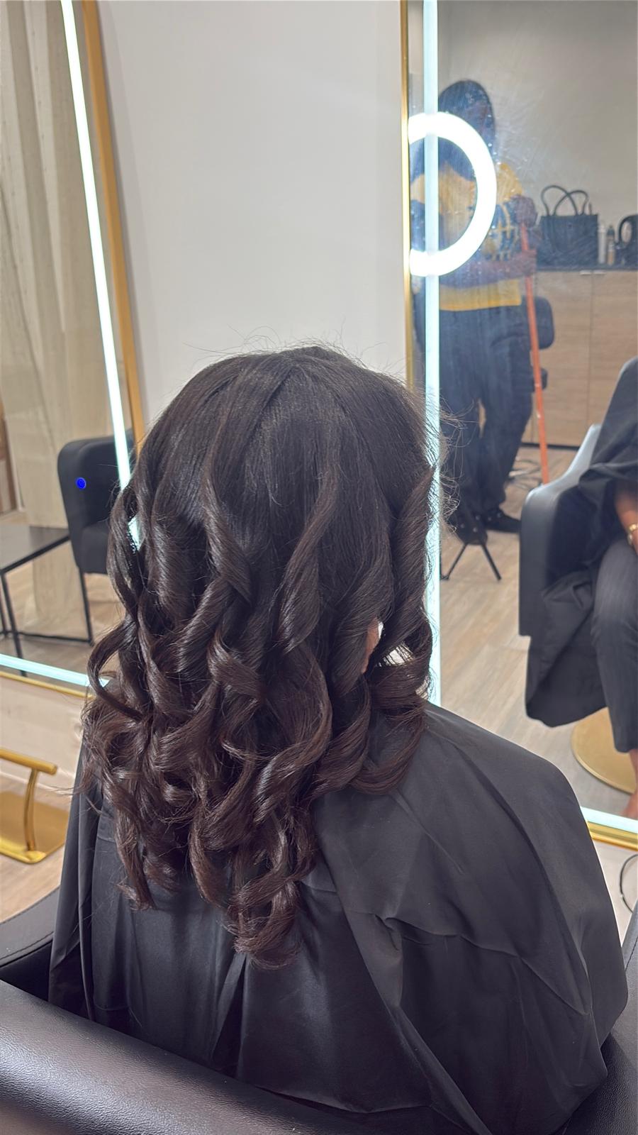 Boucles glamour volumineuses chez Divine Extension