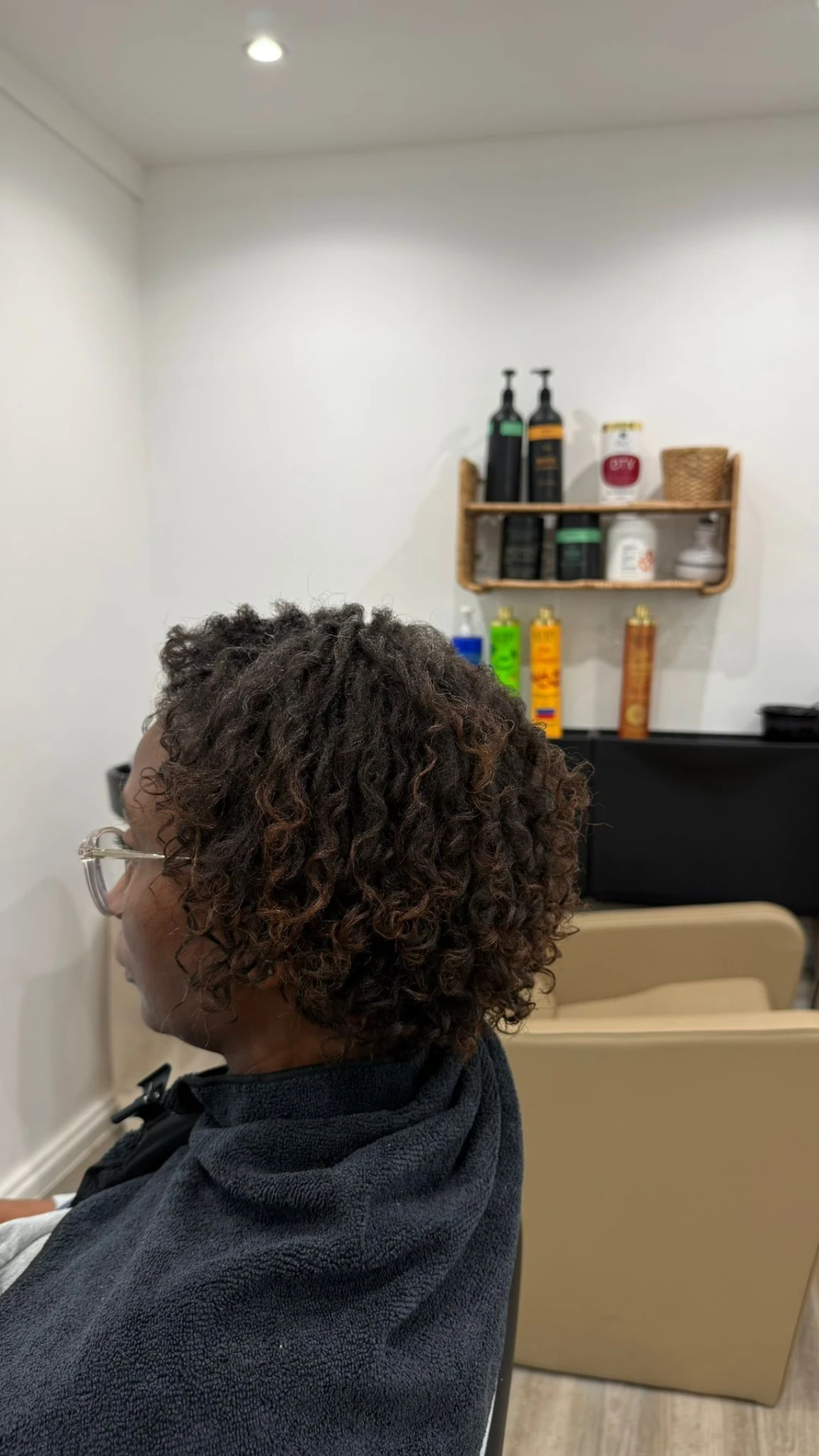 Définition des boucles curly réalisée chez Divine Extension