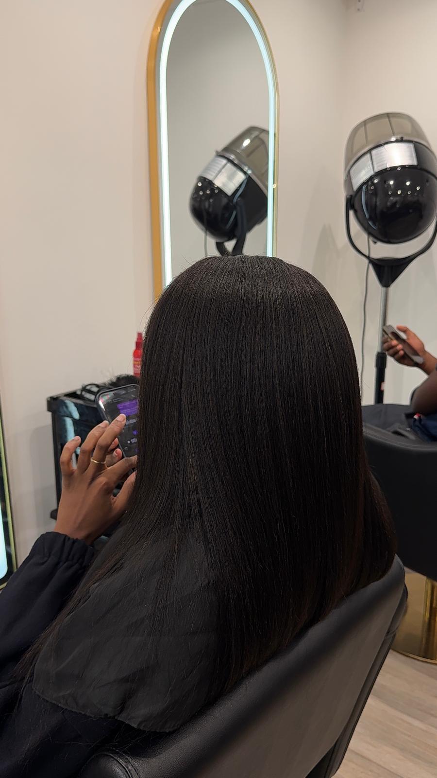 Silk press ultra lisse chez Divine Extension